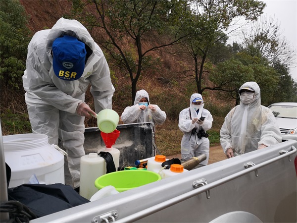 志愿者在进行消毒杀菌准备工作2.jpg