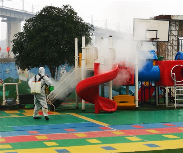 志愿者在幼儿园进行消毒杀菌 (3).jpg
